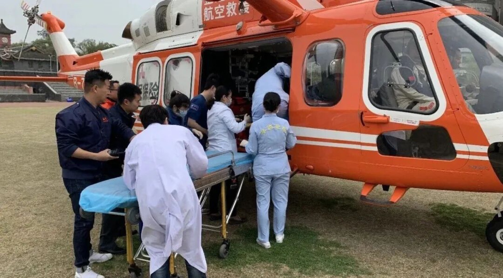 空中医疗救援转运伤员