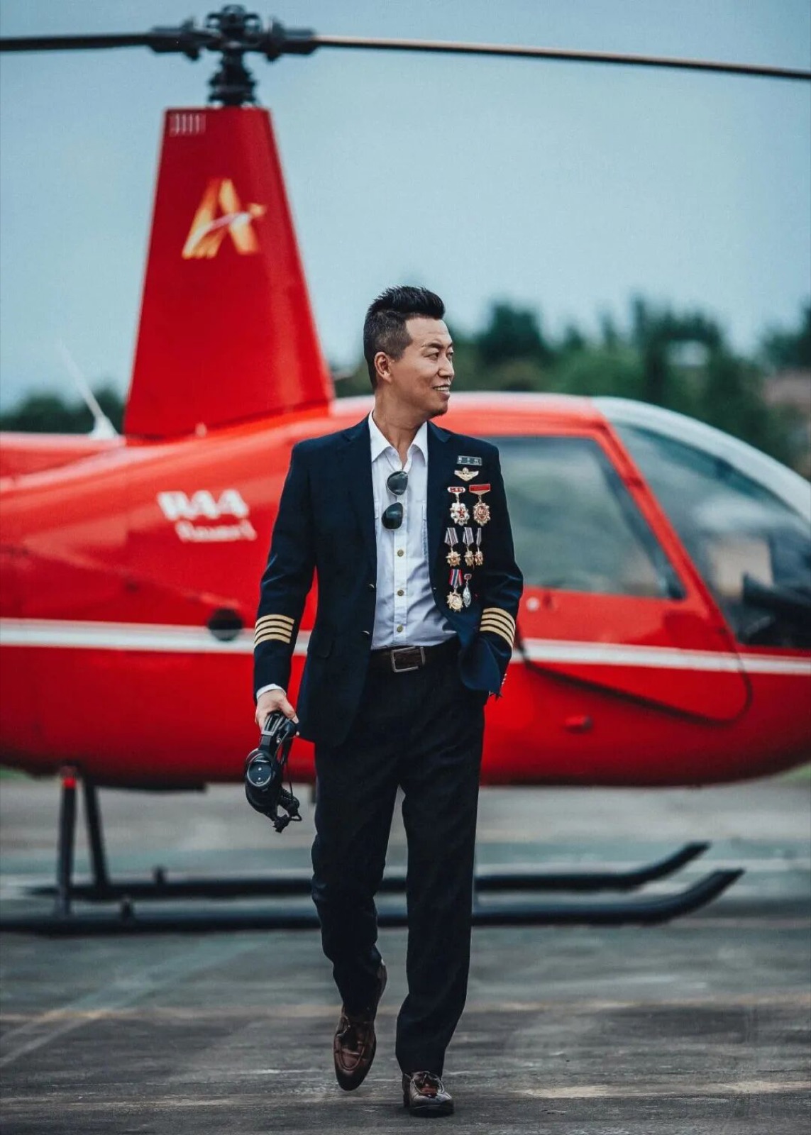 解于棡在直升机旁